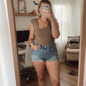 Good American shoulder pad asymmetrical body suit.